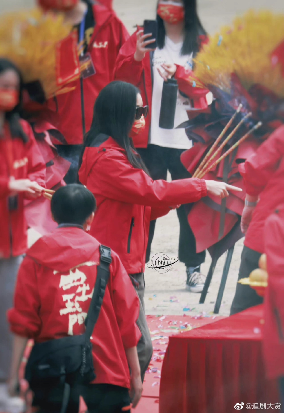 组图：倪妮白宇新剧《西出玉门》开机路透穿红色上衣画面养眼第1张图片