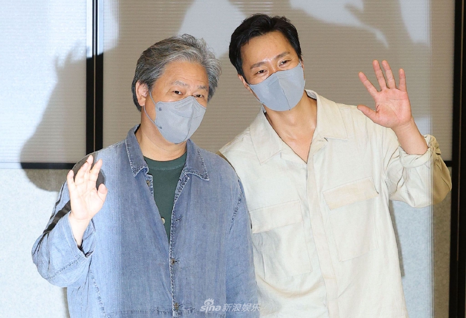 組圖：樸贊鬱戛納獲獎後抵達韓國仁川機場 直言希望湯唯拿影后