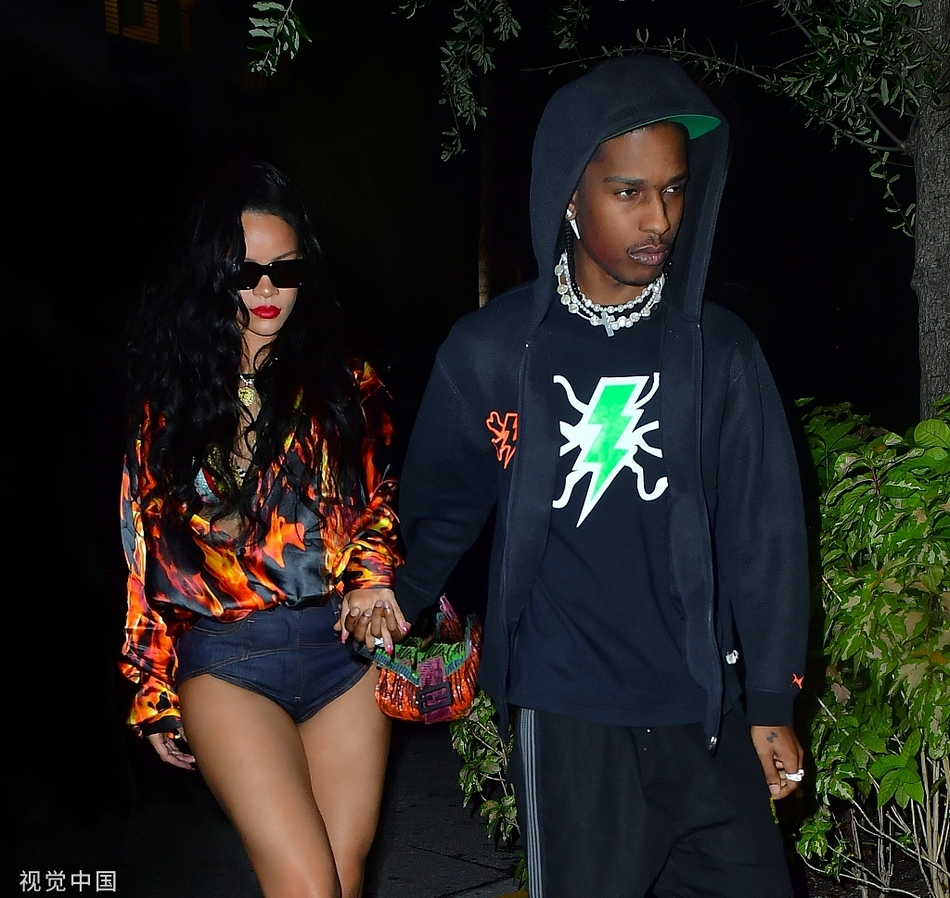 组图蕾哈娜与男友甜蜜合照曝光获男方亲吻侧脸笑容灿烂