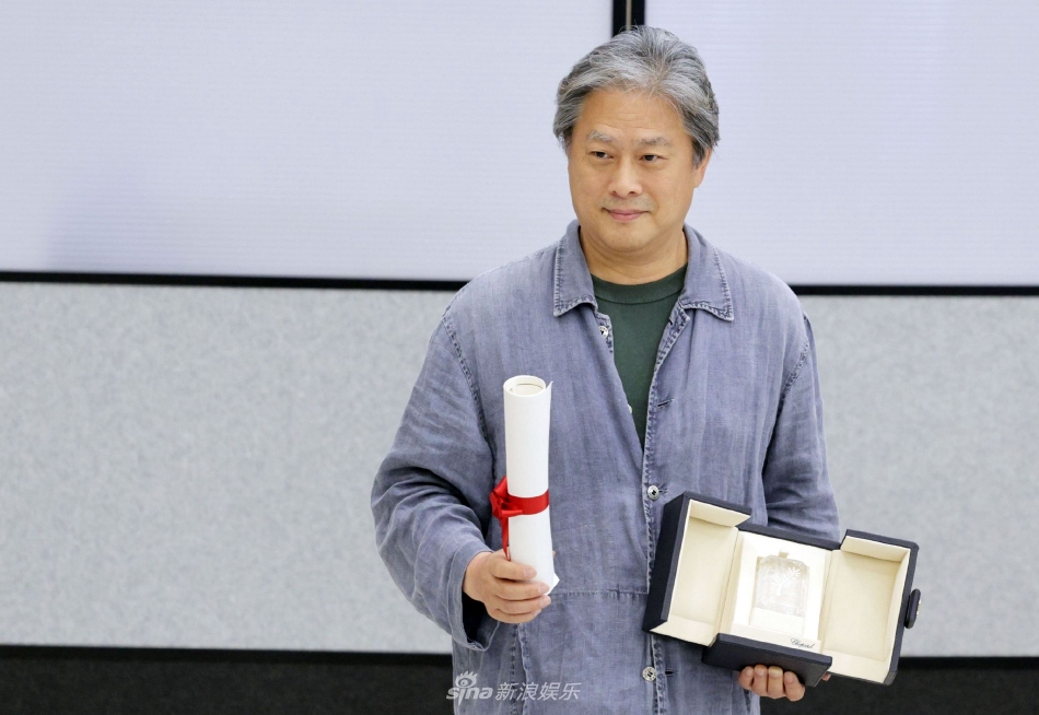 組圖：樸贊鬱戛納獲獎後抵達韓國仁川機場 直言希望湯唯拿影后