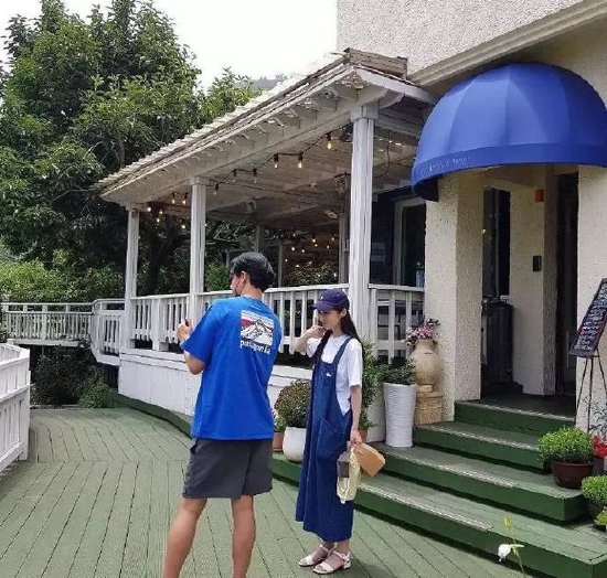 组图：41岁张娜拉婚后与老公穿情侣装度蜜月 笑容灿烂难掩幸福