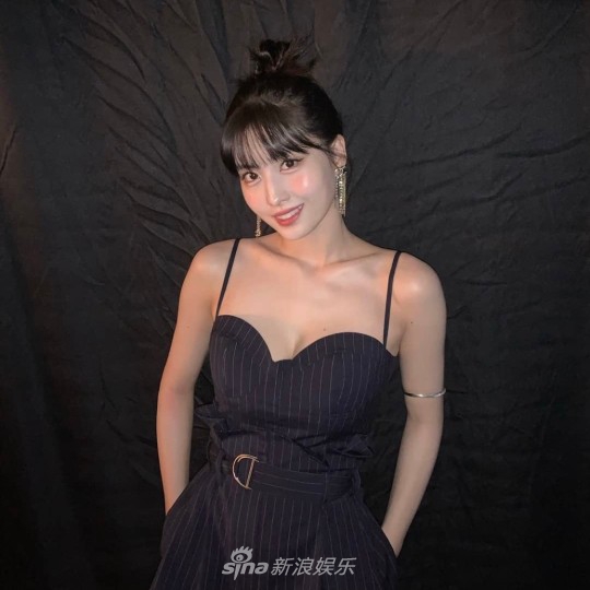 组图：好可爱！TWICE成员MOMO看到粉丝说要和自己结婚这样回应