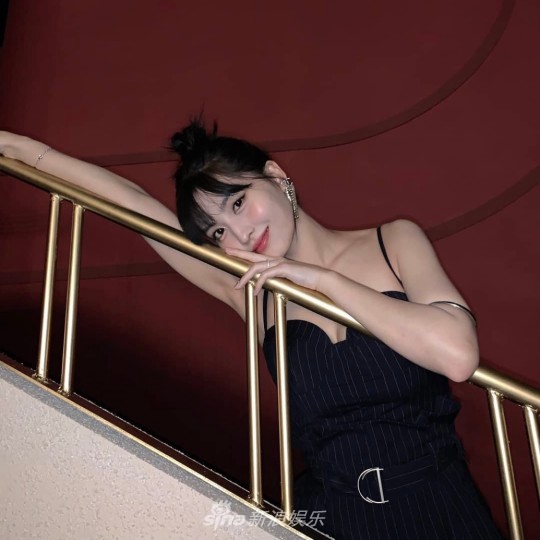 组图：好可爱！TWICE成员MOMO看到粉丝说要和自己结婚这样回应