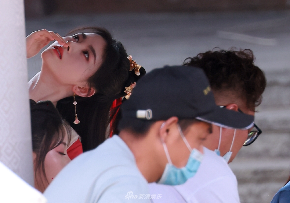 组图：《仙剑奇侠传4》横店开拍鞠婧祎冒高温拍摄疑似流鼻血