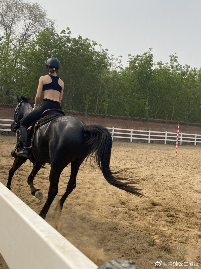 组图：谷爱凌微博晒骑马照穿运动bra秀腹肌马甲线身材优越第4张图片