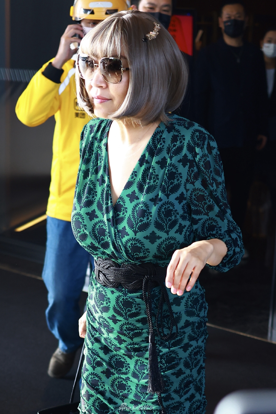 组图:张蔷穿绿色v领连衣裙现身长沙酒店 备战综艺《乘风破浪》