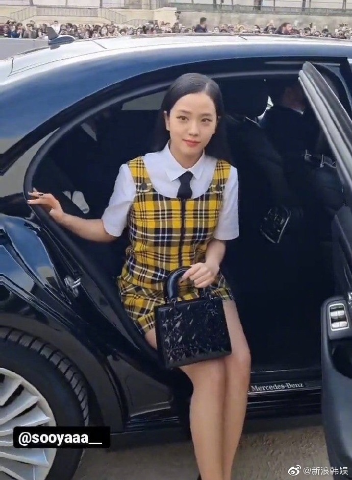 組圖：金智秀巴黎時裝週看秀生圖曝光 身穿黃色格子裙秀美腿