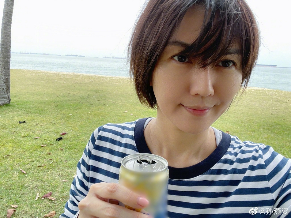 组图孙燕姿晒海边游玩照和同事开心享受美食自在悠闲