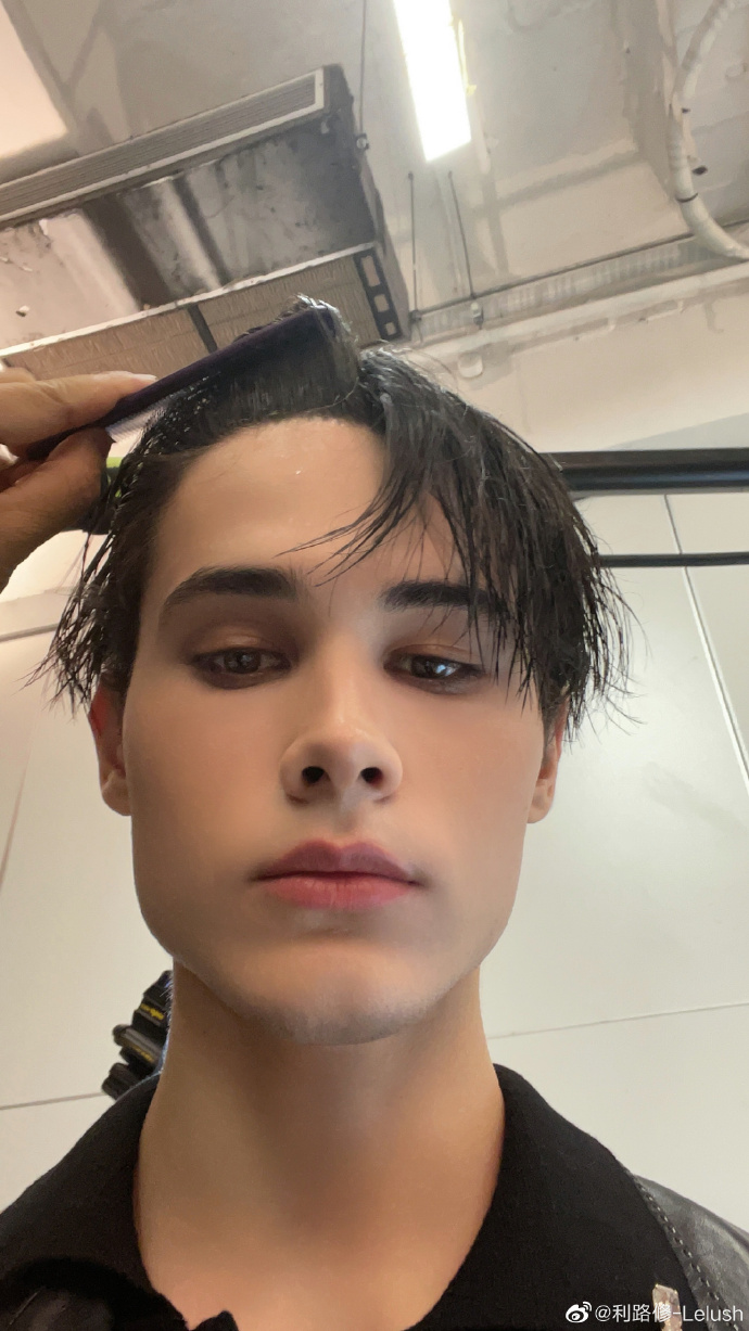 组图：利路修晒照庆《创造营2021》决赛一周年发文感谢粉丝陪伴