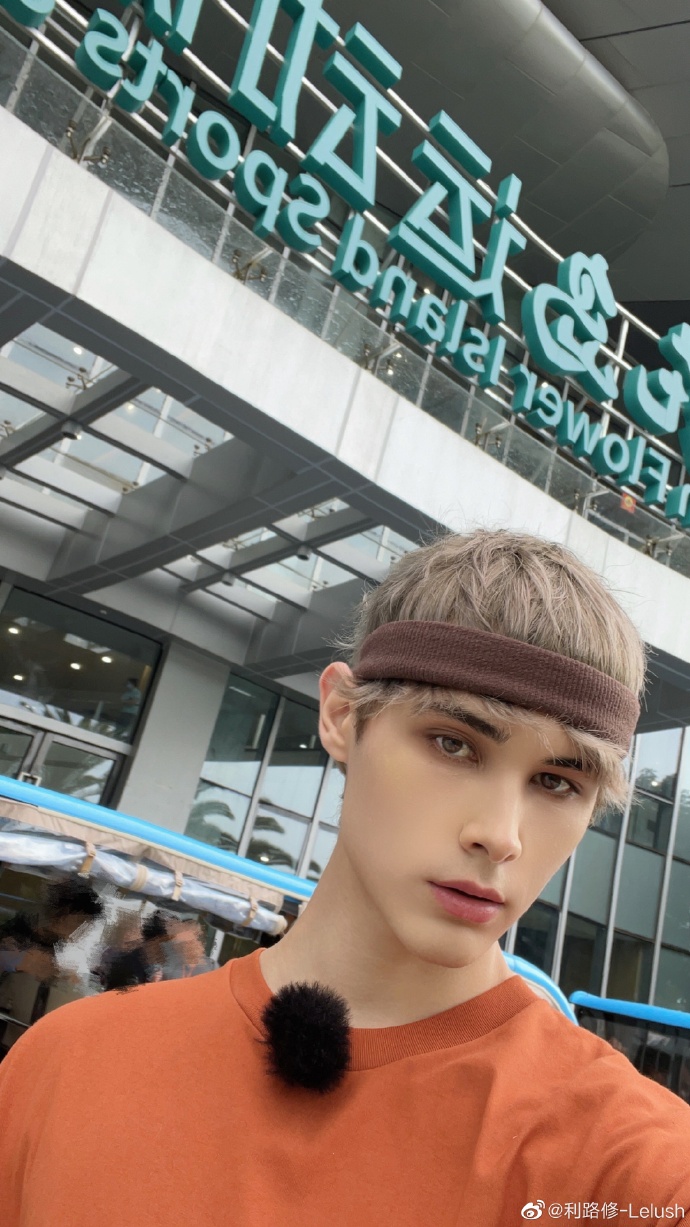 组图：利路修晒照庆《创造营2021》决赛一周年发文感谢粉丝陪伴