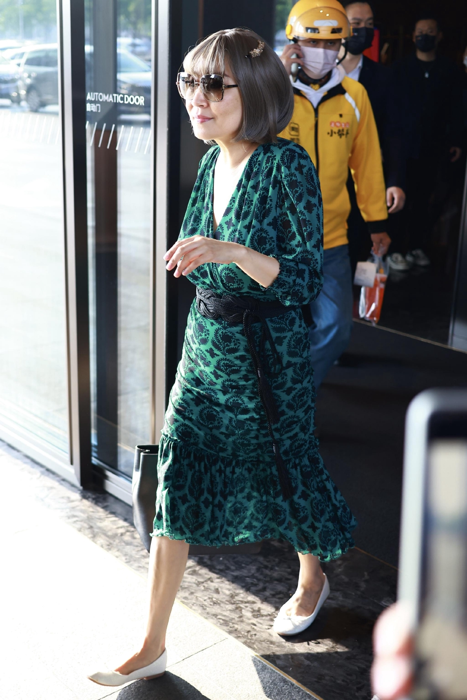 组图：张蔷穿绿色V领连衣裙现身长沙酒店备战综艺《乘风破浪》第2张图片