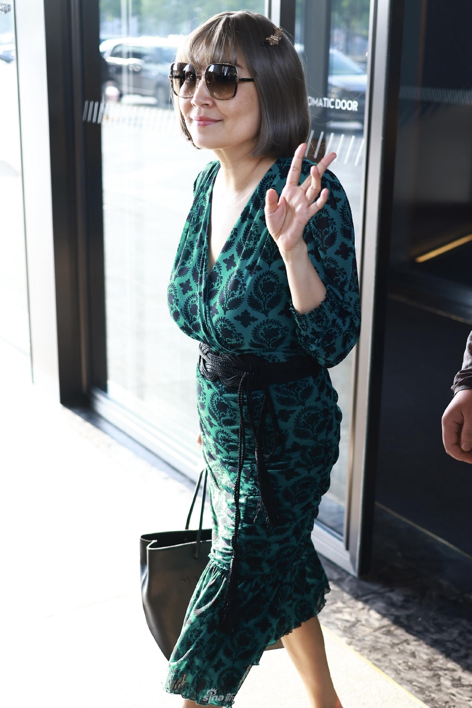 组图:张蔷穿绿色v领连衣裙现身长沙酒店 备战综艺《乘风破浪》