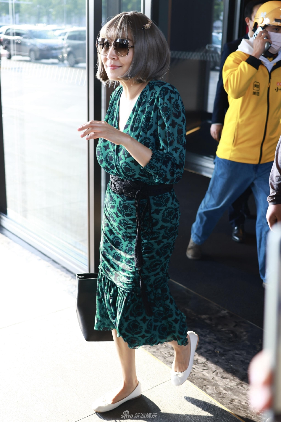 组图：张蔷穿绿色V领连衣裙现身长沙酒店备战综艺《乘风破浪》第1张图片