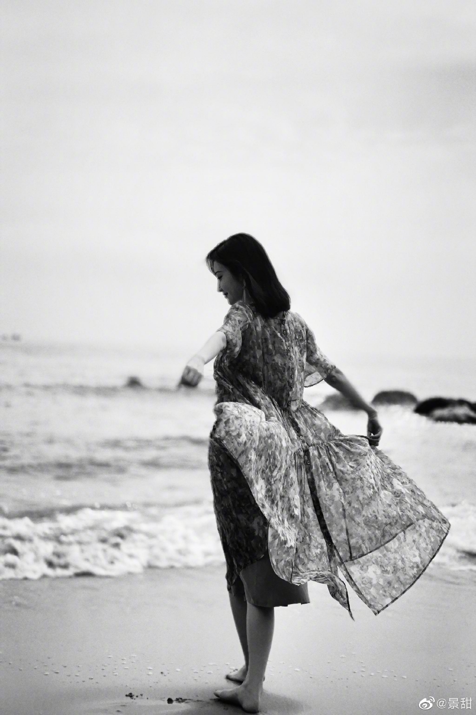 组图：景甜微博晒春日海边随拍照穿浅紫色连衣裙撑伞氛围感十足第6张图片