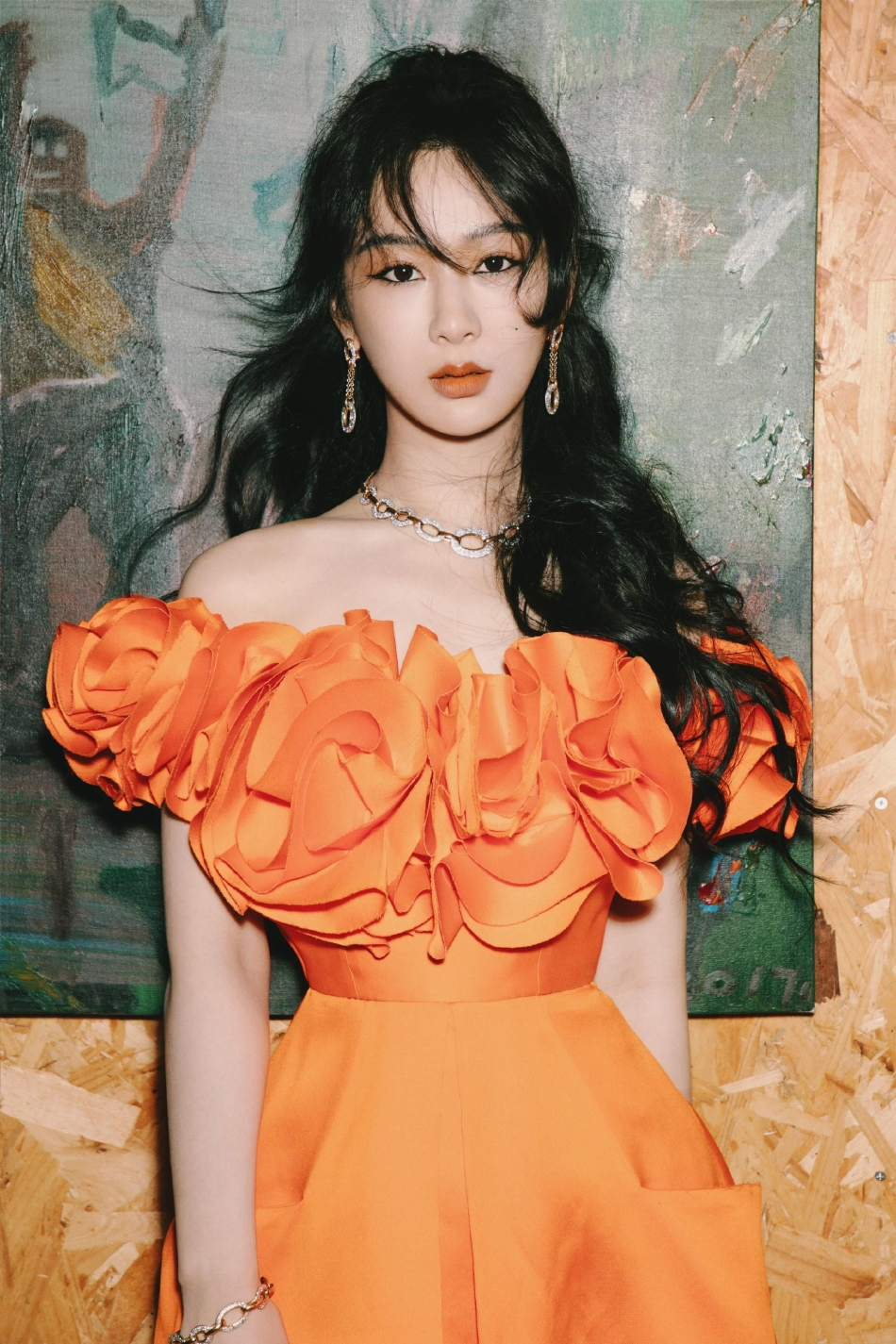 组图:杨紫着橙色长裙明艳靓丽 高马尾大波浪酷辣气场全开_高清图集