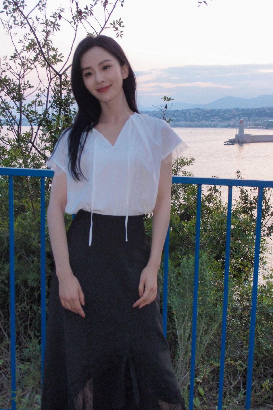 刘诗诗穿白色v领搭黑色长裙 淡淡微笑气质温婉优雅