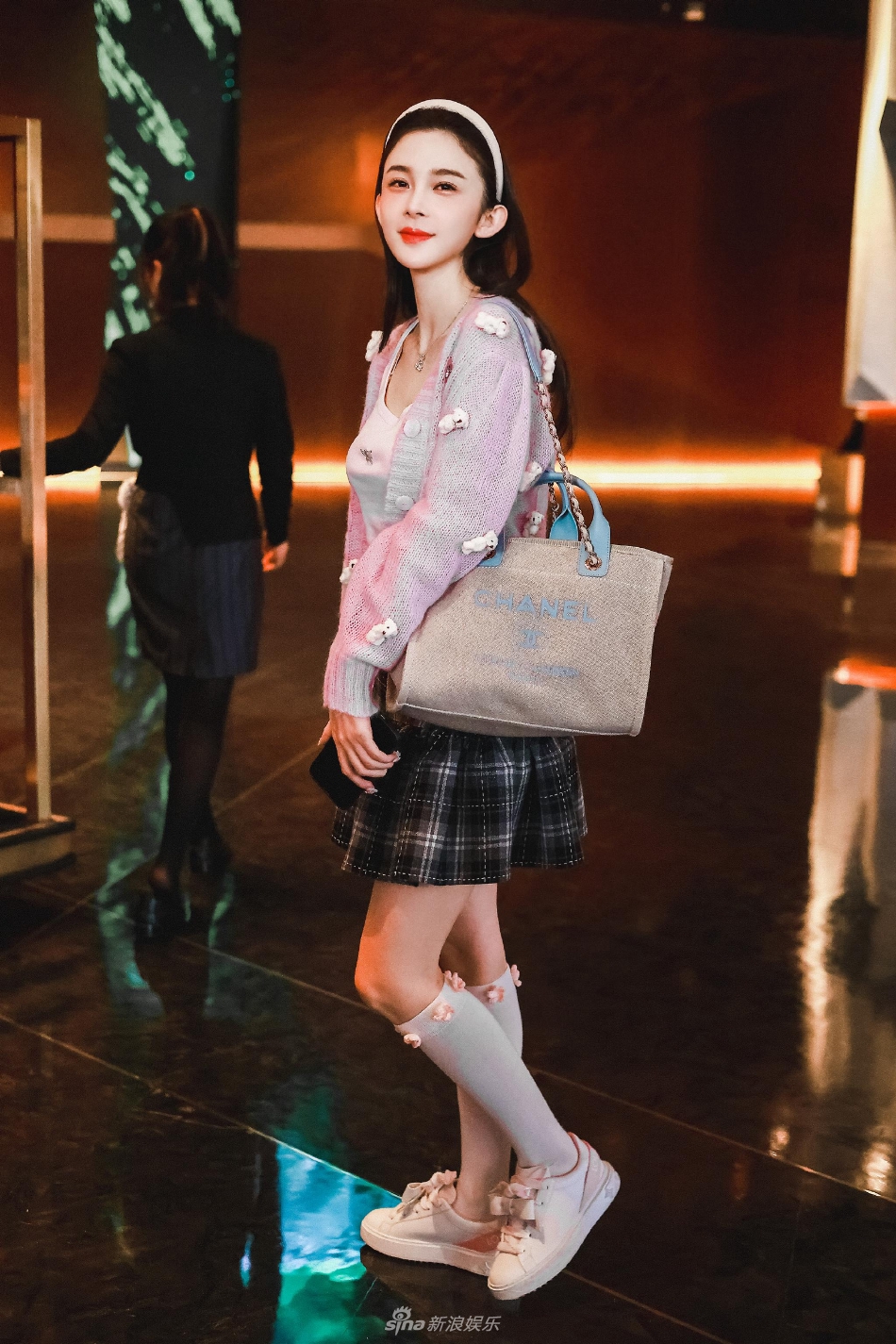 组图:赵樱子身着粉色开衫搭短裙 粉嫩可爱乖巧灵动