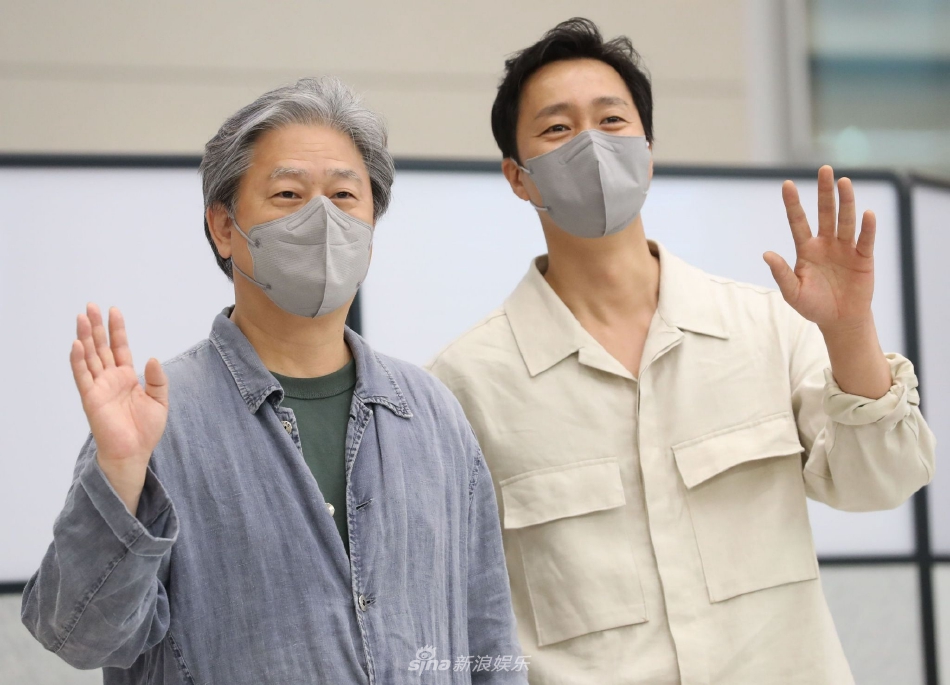 組圖：樸贊鬱戛納獲獎後抵達韓國仁川機場 直言希望湯唯拿影后