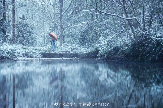 组图：肖战晒冬至六宫格随拍 驻足竹林赏雪笑容温暖治愈