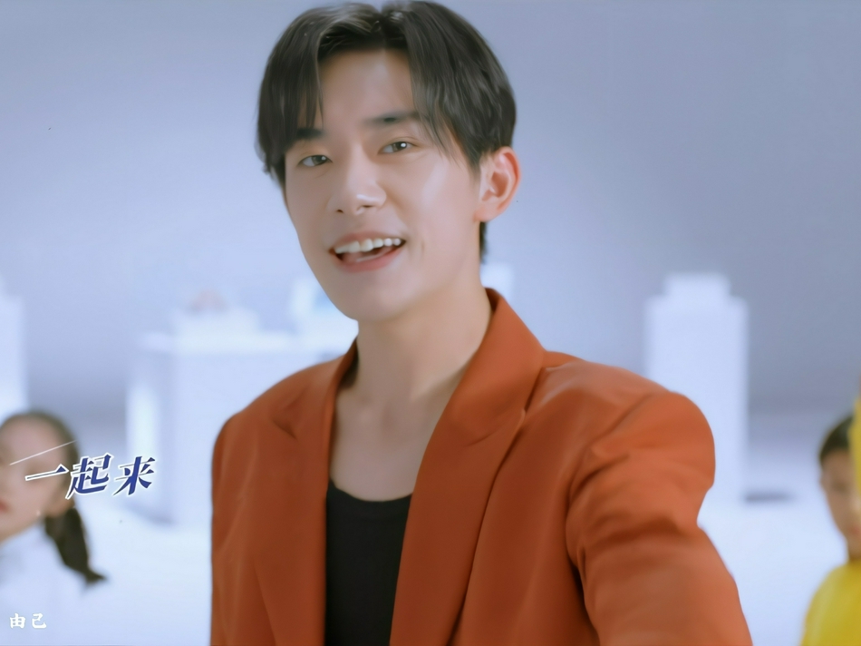 组图:易烊千玺《一起向未来》mv预告曝光 穿红色西装演绎热血青春