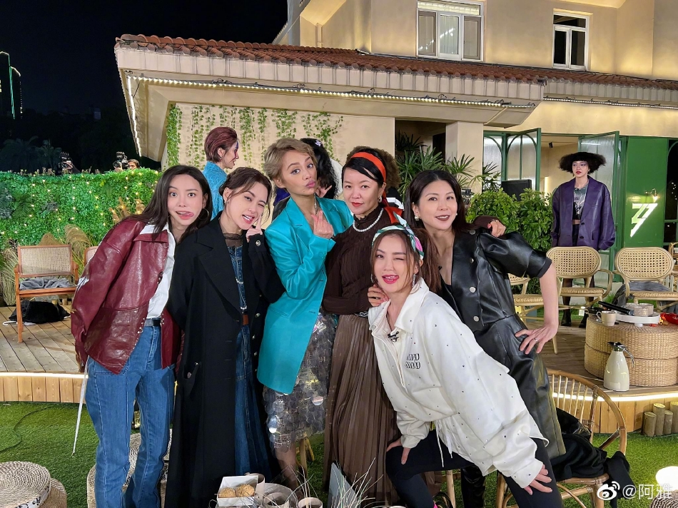 组图:阿雅晒与宁静twins于文文等合照 姐姐们复古装扮凹造型