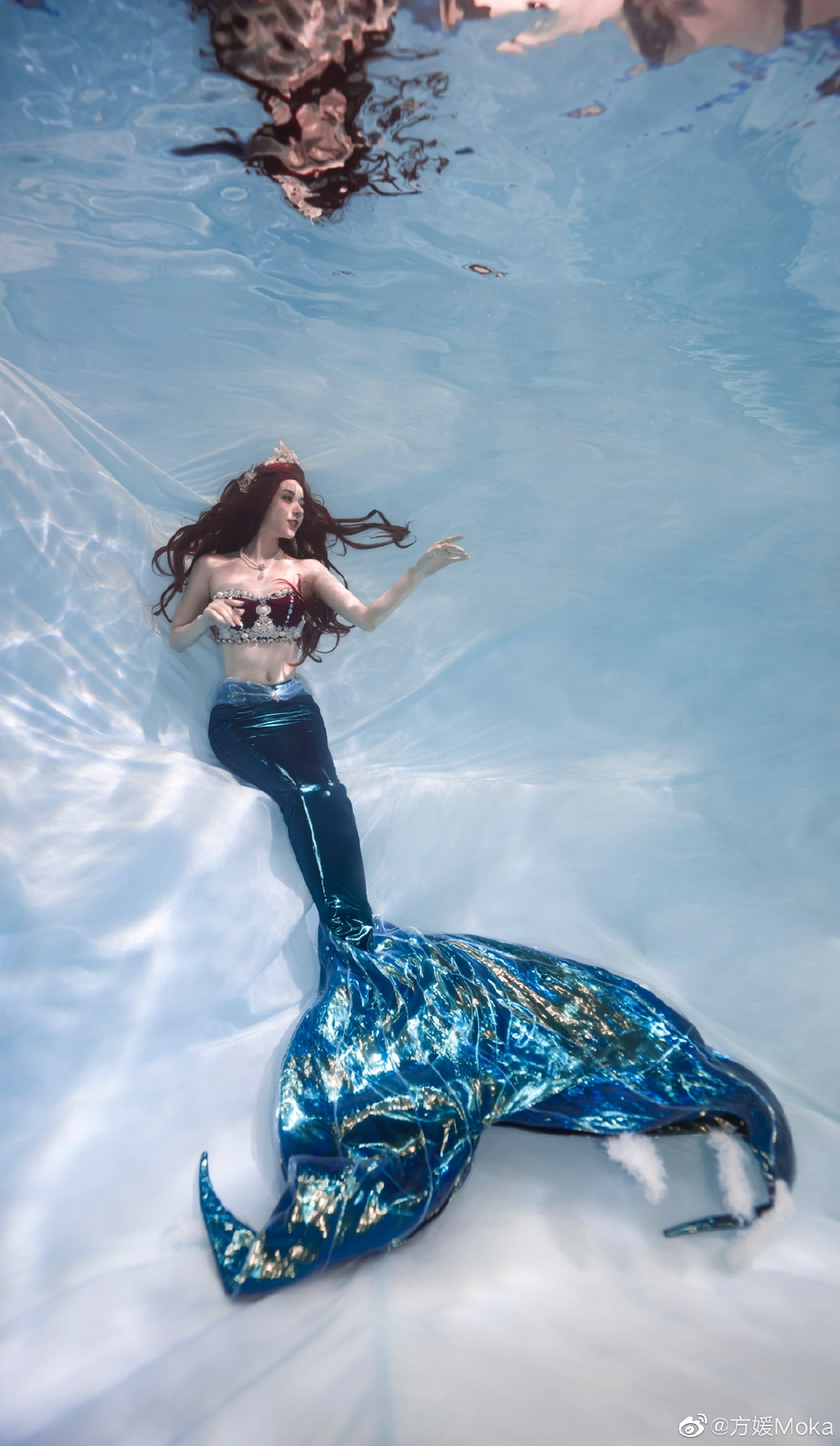 方媛扮美人鱼在水下拍写真 皮肤白皙纤纤细腰身材辣_高清图集_新浪网