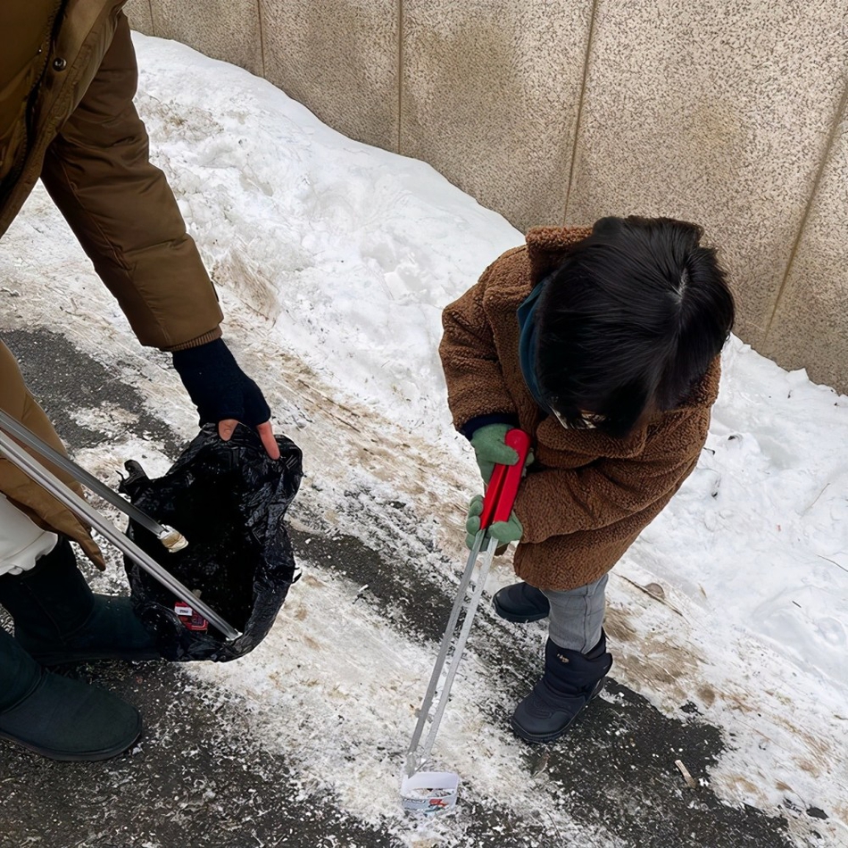組圖：蔡琳離婚後再分享近況 和3歲兒子清理街道垃圾畫面溫馨