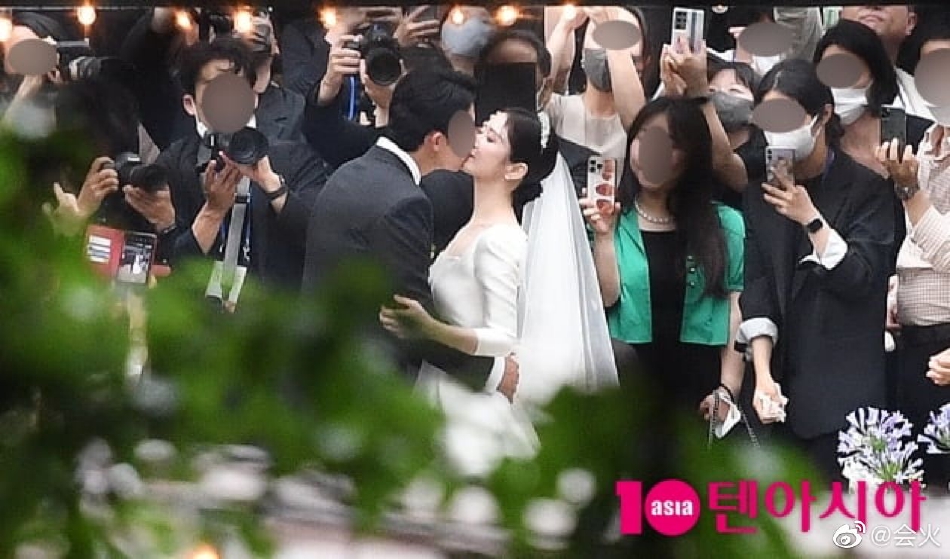 組圖：張娜拉婚禮現場照曝光 穿白色婚紗和老公擁吻畫面高甜