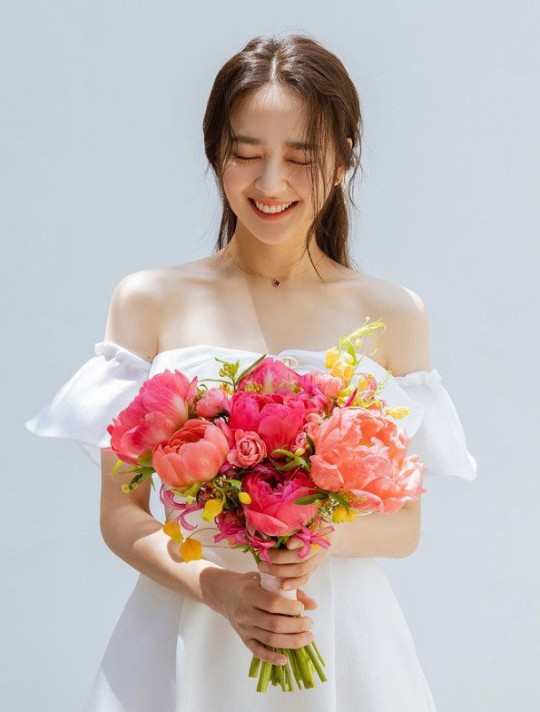 組圖：韓國前體操女神孫妍在婚禮現場照 穿婚紗與好友合影笑容甜