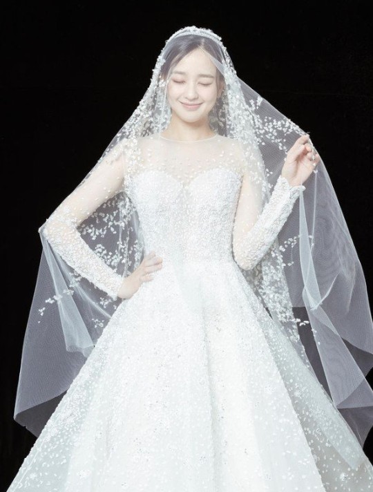 組圖：韓國前體操女神孫妍在婚禮現場照 穿婚紗與好友合影笑容甜