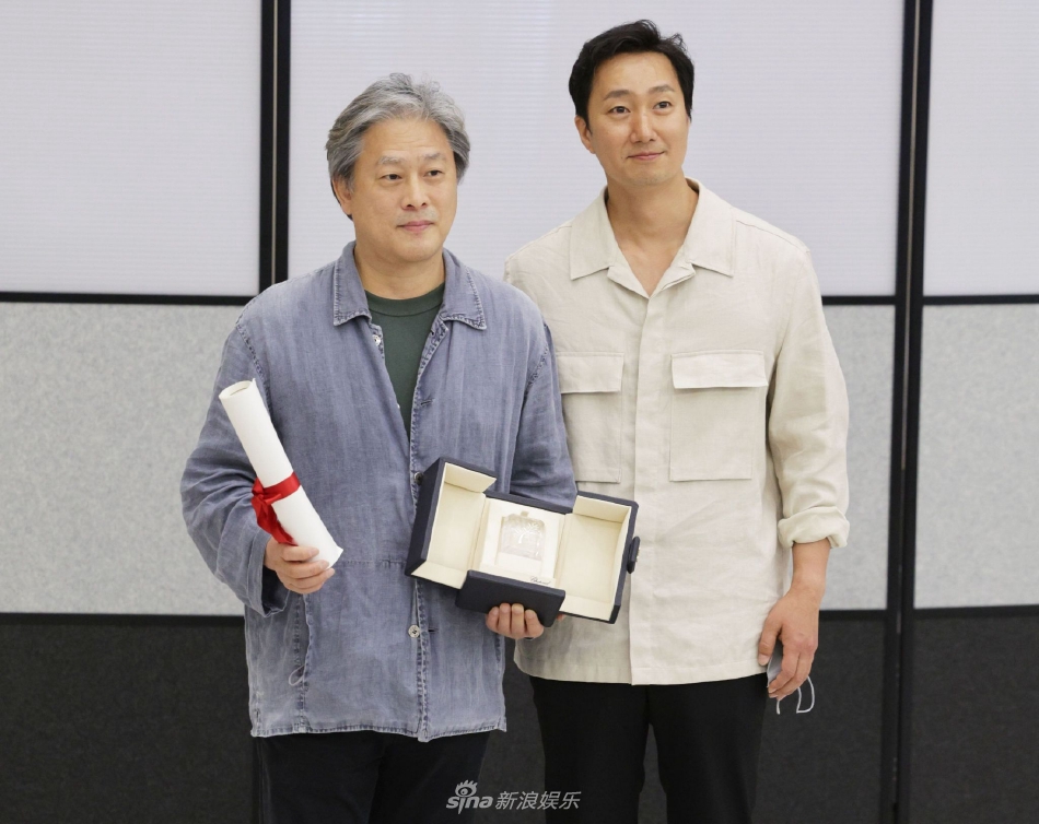 組圖：樸贊鬱戛納獲獎後抵達韓國仁川機場 直言希望湯唯拿影后