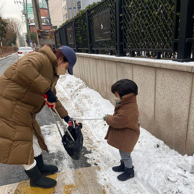 組圖：蔡琳離婚後再分享近況 和3歲兒子清理街道垃圾畫面溫馨