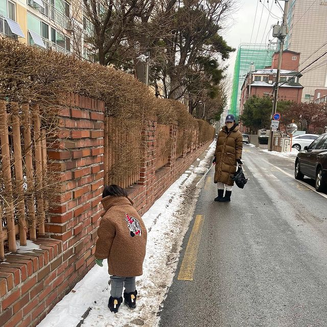 組圖：蔡琳離婚後再分享近況 和3歲兒子清理街道垃圾畫面溫馨