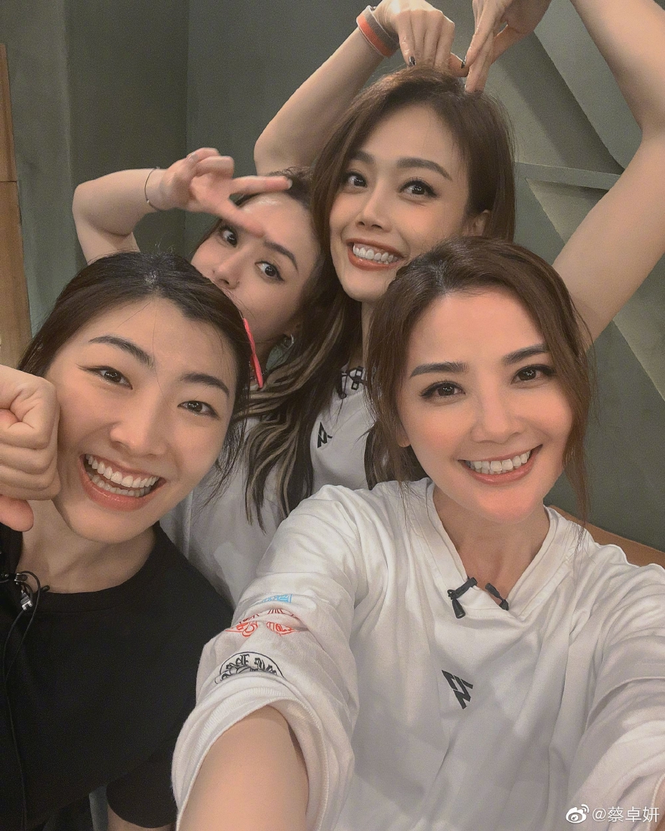 组图:twins不知道容祖儿去《乘风破浪》 阿sa调侃保密做得很好