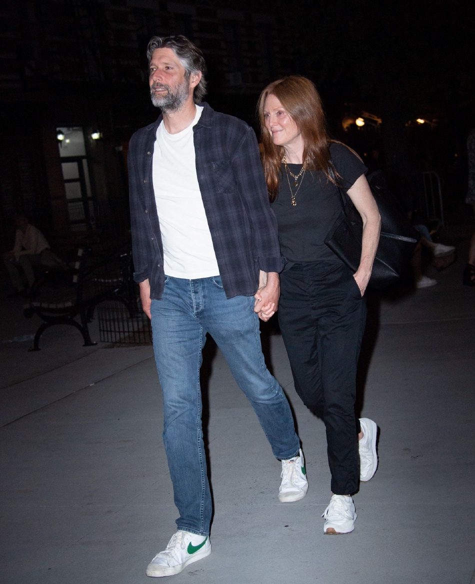 组图朱丽安摩尔与丈夫共同现身街头十指相扣甜蜜幸福