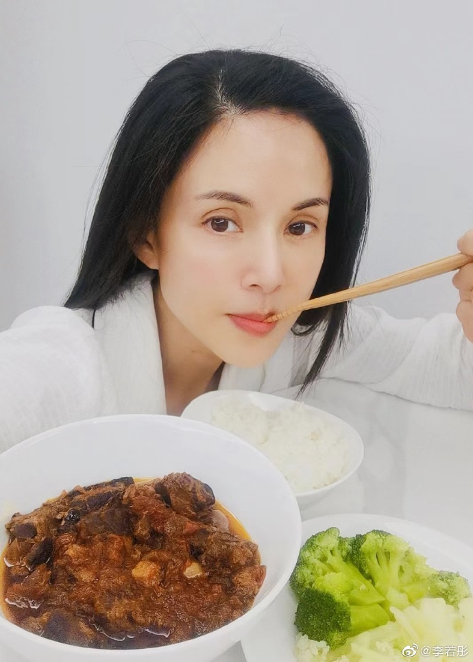 组图李若彤晒与美食合照秀厨艺称抓住假期的小尾巴投喂自己