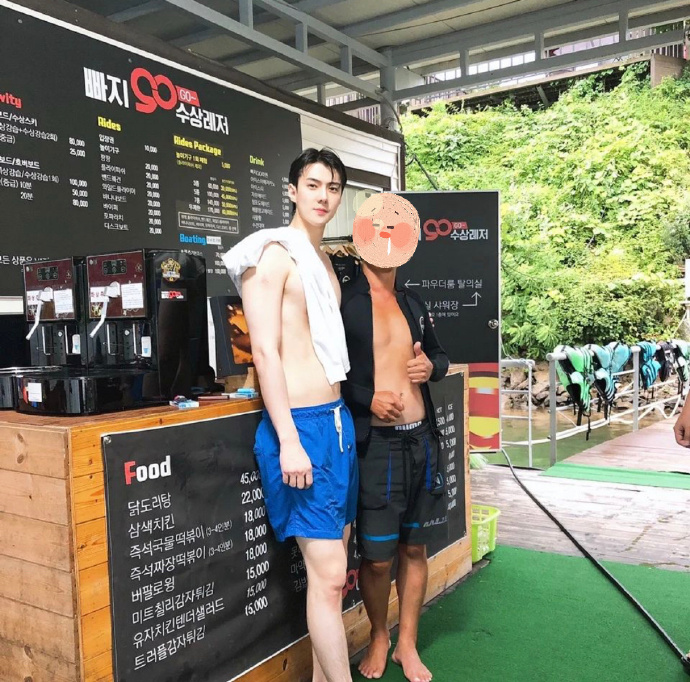組圖：吳世勳水上樂園遊玩照曝光 面板白到發光清爽帥氣