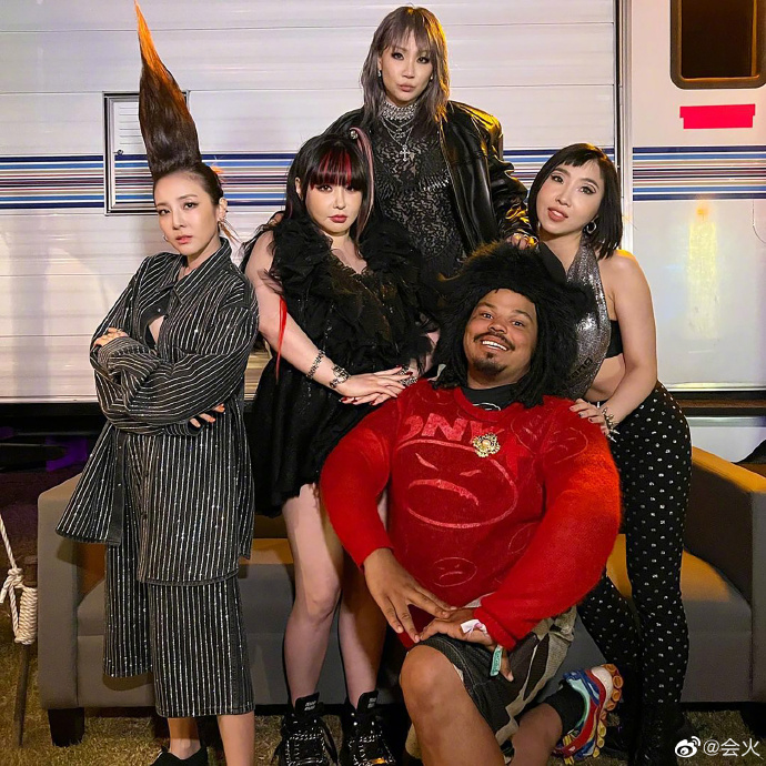 組圖：2NE1後臺同框合照曝光 時隔七年合體舞臺引發粉絲淚目