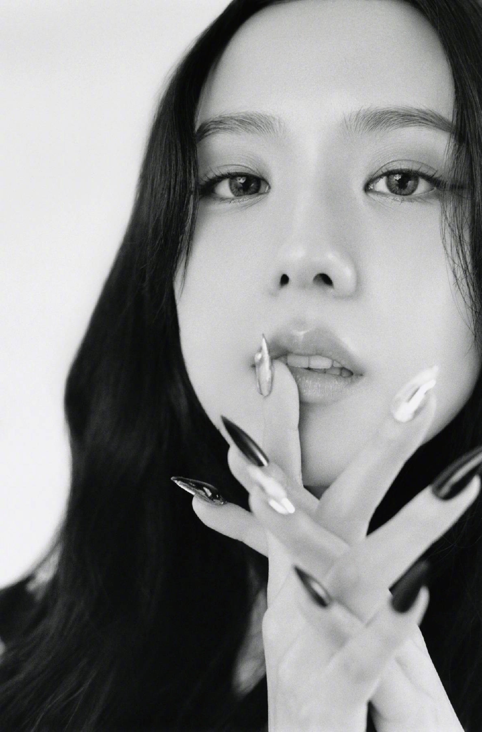 组图：BLACKPINK全员合体登封面 四人同框时尚表现力强