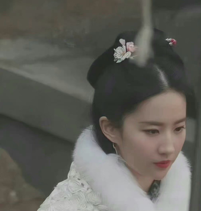 组图：刘亦菲《梦华录》曝新路透白色披肩造型仙气十足第3张图片