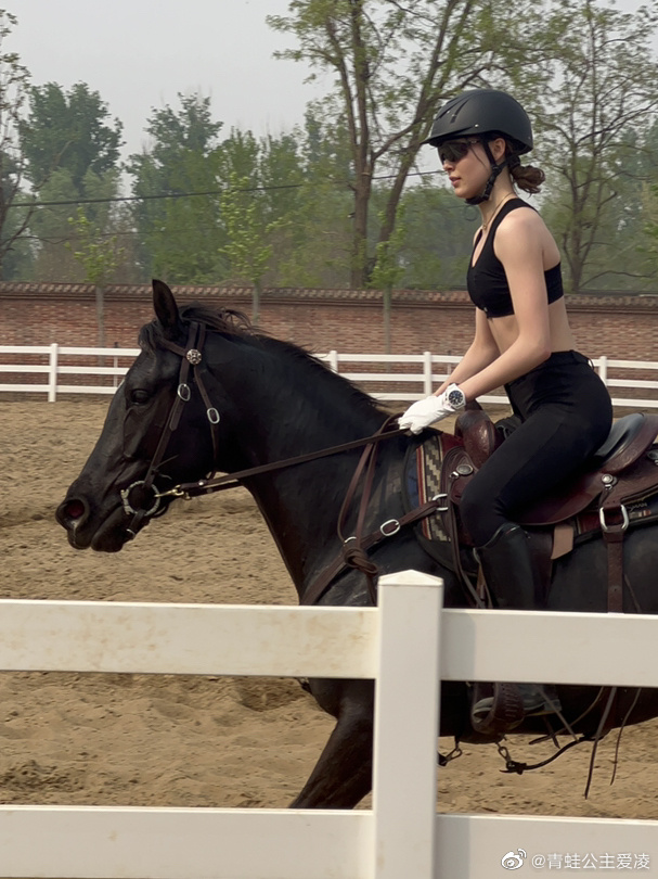 组图：谷爱凌微博晒骑马照穿运动bra秀腹肌马甲线身材优越第1张图片