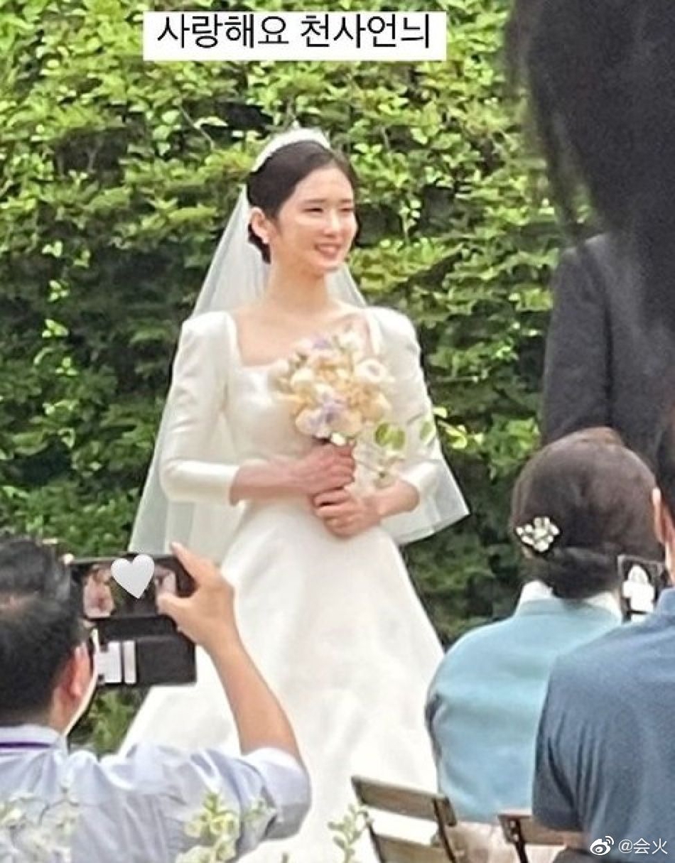 組圖：張娜拉婚禮現場照曝光 穿白色婚紗和老公擁吻畫面高甜