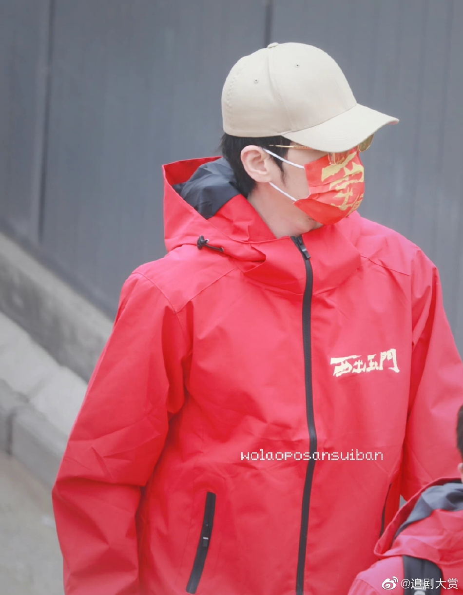 组图：倪妮白宇新剧《西出玉门》开机路透穿红色上衣画面养眼第4张图片