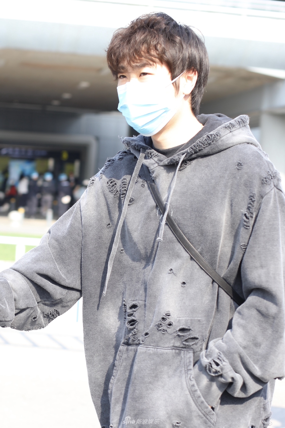 组图:花滑运动员金博洋身着卫衣牛仔裤现身 时尚大方阳光帅气