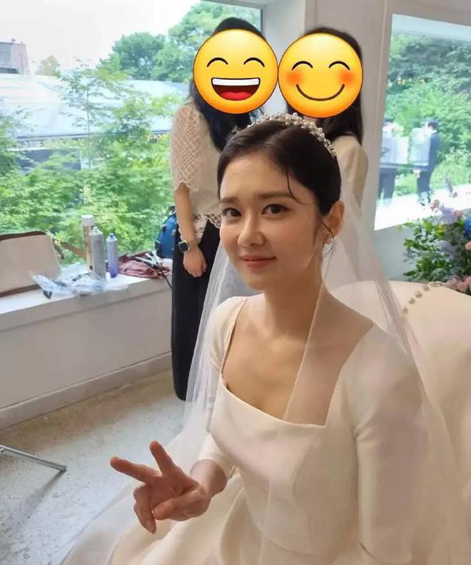 组图：41岁张娜拉婚后与老公穿情侣装度蜜月 笑容灿烂难掩幸福
