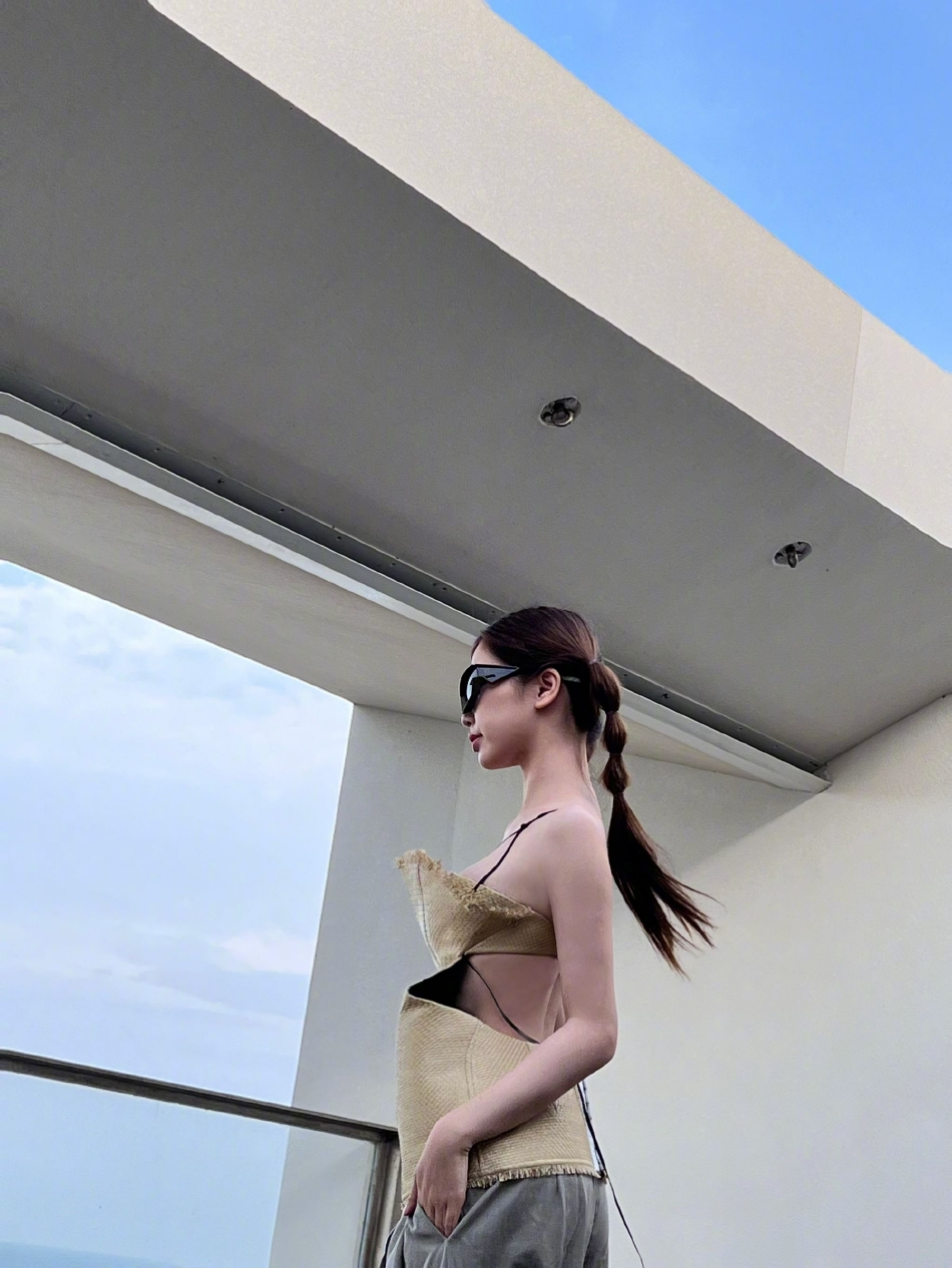 组图:虞书欣晒阿那亚海边随拍 穿编织吊带扎双麻花辫秀身材_高清图集