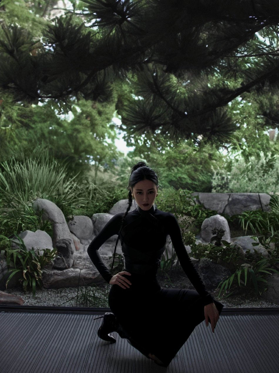 组图:迪丽热巴女特工造型勾勒曼妙腰线 扎鱼骨辫眼神又a又飒_高清图集