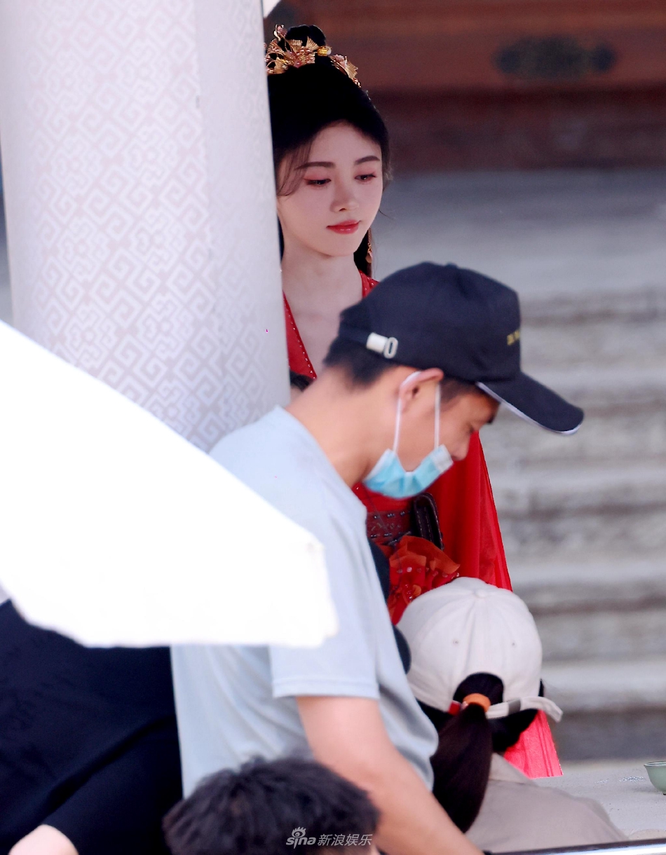 组图：《仙剑奇侠传4》横店开拍鞠婧祎冒高温拍摄疑似流鼻血