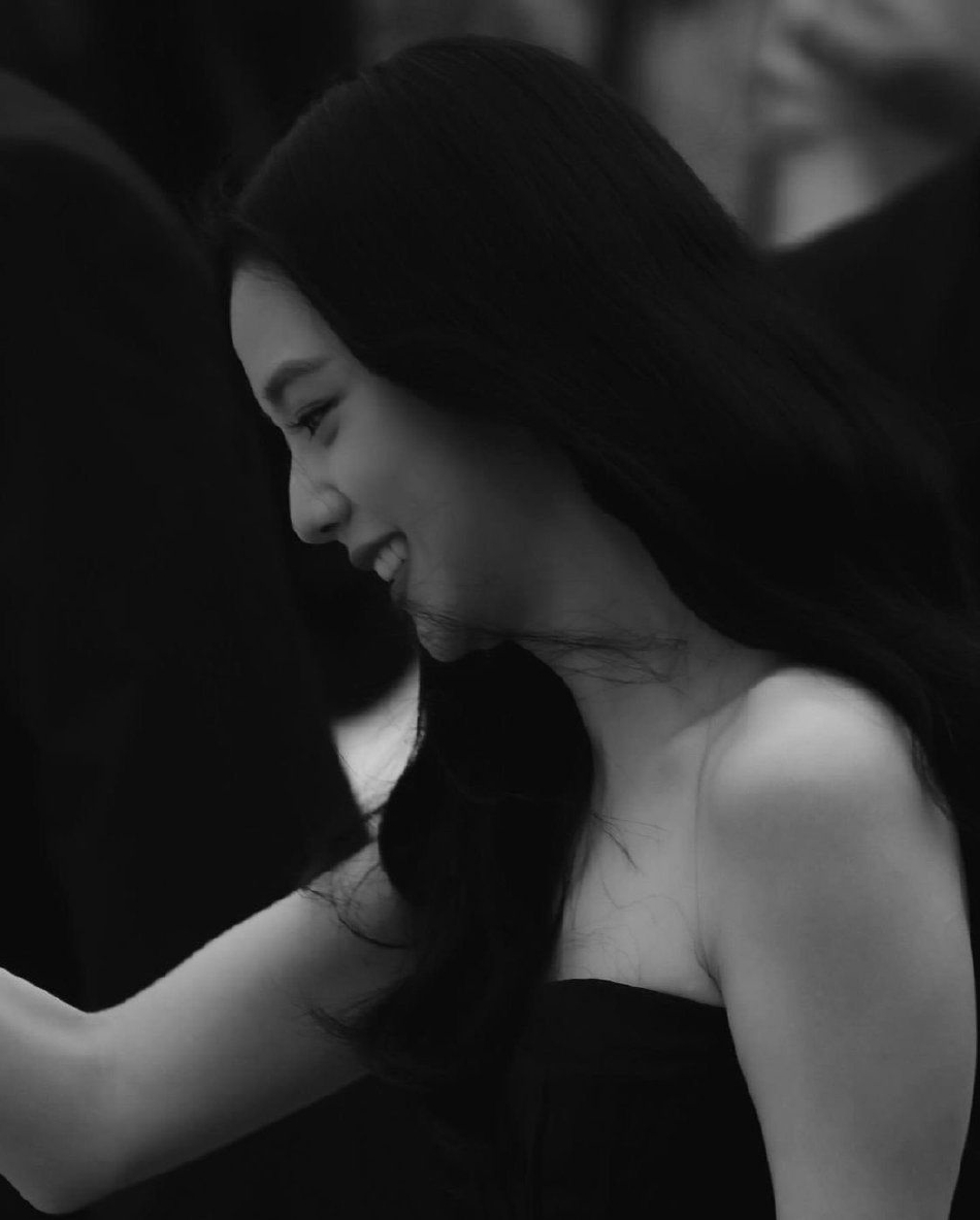 组图：BLACKPINK金智秀穿黑色抹胸裙看秀 挥手打招呼笑容灿烂