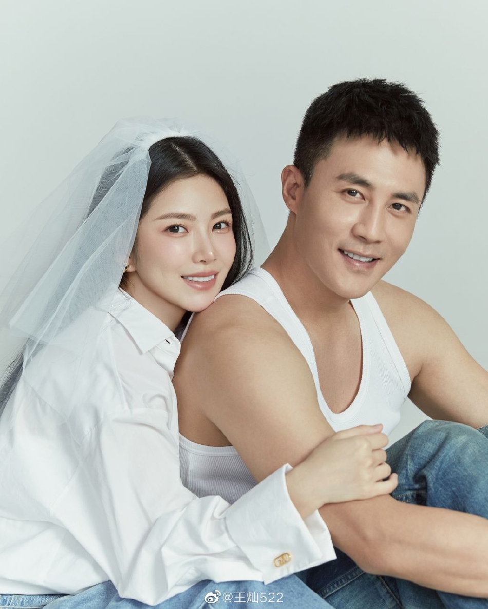 组图:王灿晒一家三口合照 与杜淳穿情侣装牵手对视甜蜜十足